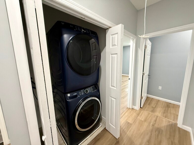 Building Photo - 13 Roosevelt Ave