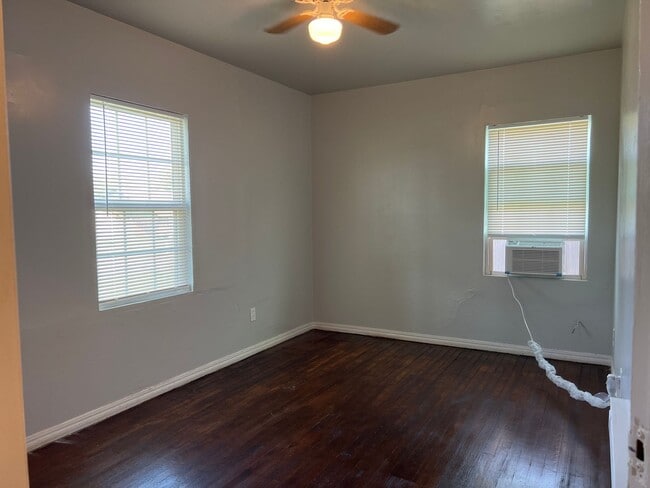 Building Photo - Charming 2 Bedroom