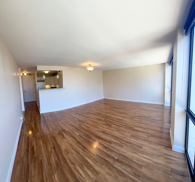Building Photo - 4343 N Clarendon Ave