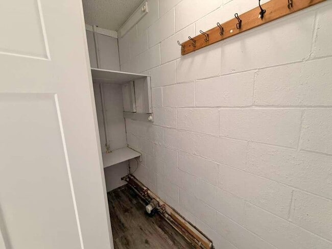 Building Photo - 2254 S Riverside Dr