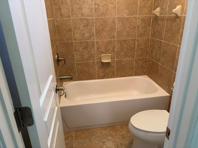 Building Photo - 2035 Davallia Ct