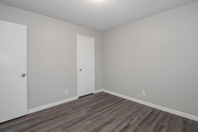 Building Photo - 805 Golf View Pl