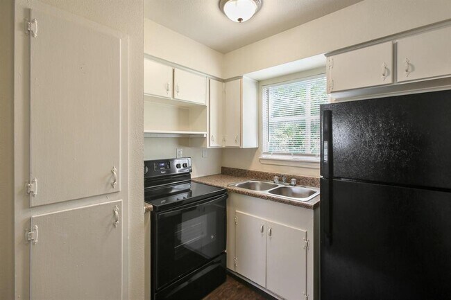 Building Photo - 5415 3 Rd St