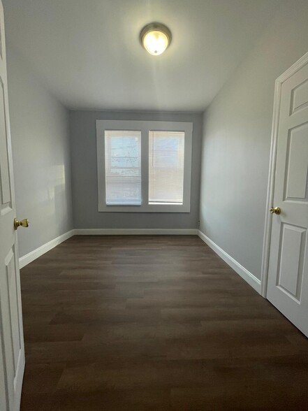 934 Pavonia Ave 5 - 937 Pavonia Ave