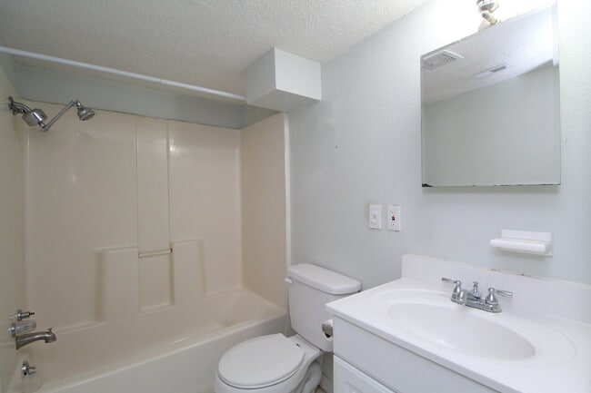 Building Photo - Convenient 3BD/1BA Home Near NAS Pensacola...