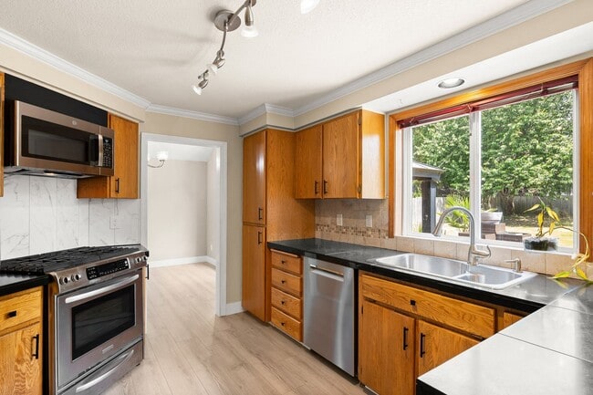 Building Photo - West Beaverton, 3 Bedroom, 2.5 Bath on Large Lot