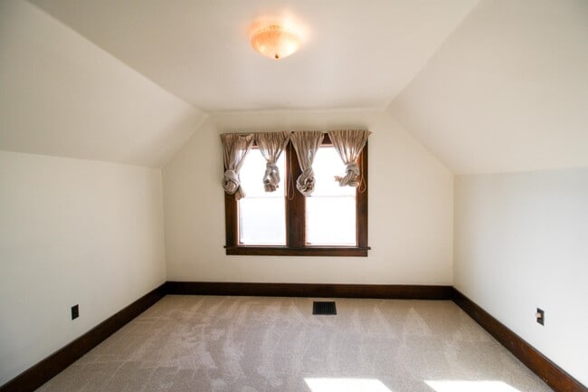 Building Photo - 316 Pine St