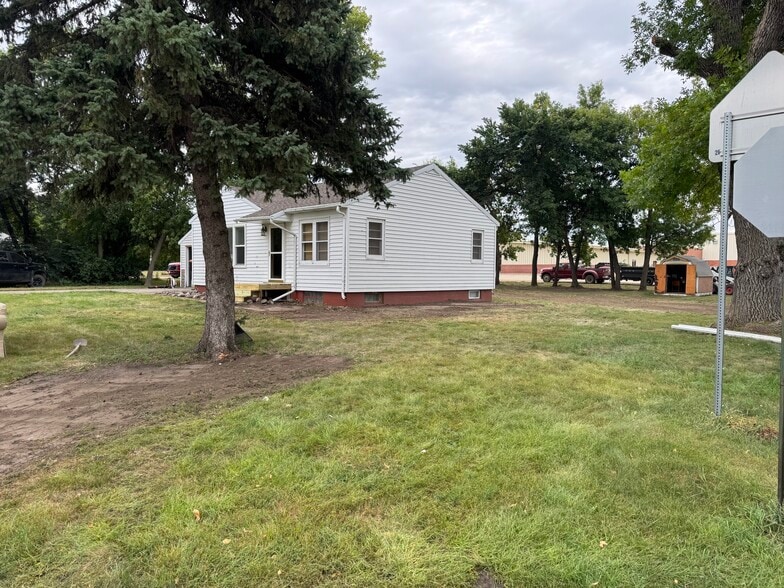 Building Photo - 205 Elm St