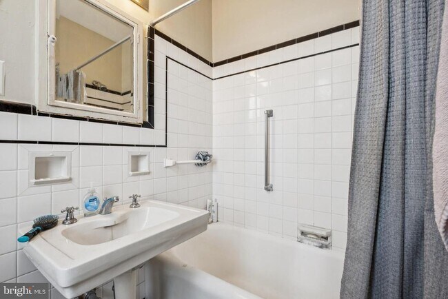 Building Photo - 2031 Locust St