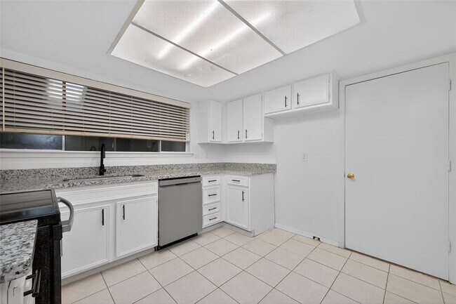Building Photo - 23223 Naples Dr