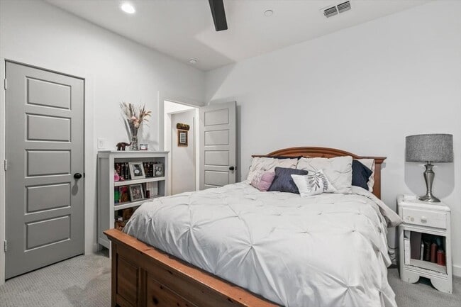 Building Photo - 809 Meadowbend Loop S