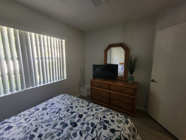 Building Photo - Lovely bottom floor UN-furnished condo Por...