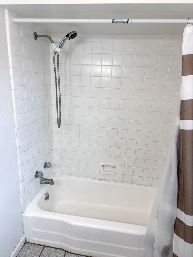 Building Photo - 960-964 Kentwood NE