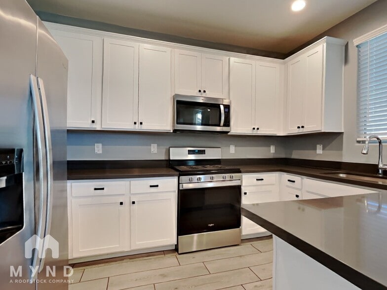 Building Photo - 511 N 108th Ave