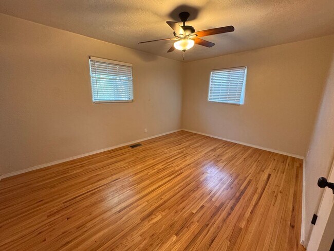 Building Photo - Beautiful 3 bedroom 2 bath home.