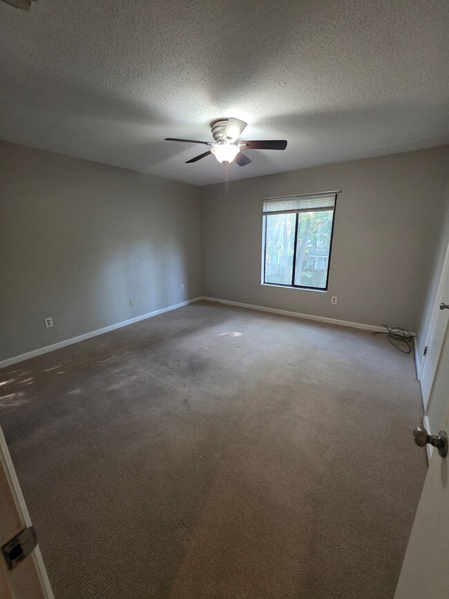 Building Photo - 454 Forest Hills Dr