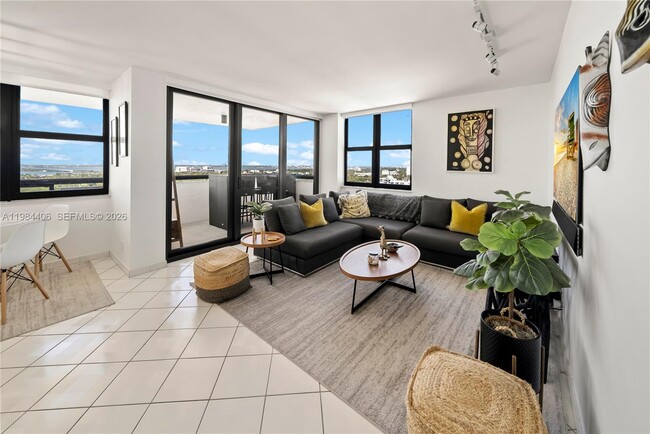 Building Photo - 2555 Collins Ave