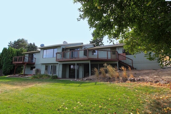 Building Photo - Large 5 Bed/3 Bath Home in Kennewick