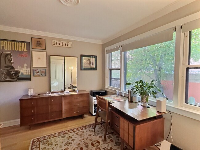 Building Photo - 2921 N Pine Grove Ave