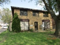 Building Photo - 2104 Oakhurst Dr