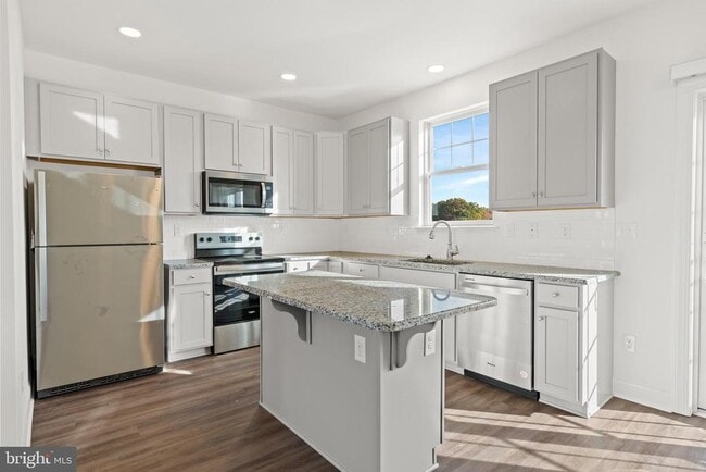 Building Photo - 985 Lorewood Grove Rd