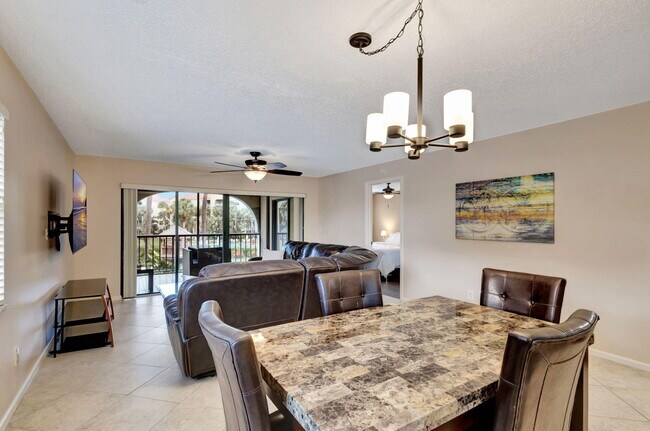 Building Photo - 600 Uno Lago Dr