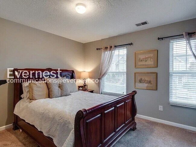 Building Photo - Special Offer: Sign an 8-10 month lease term and take advantage of a $500 move-in discount!/2-Bed...