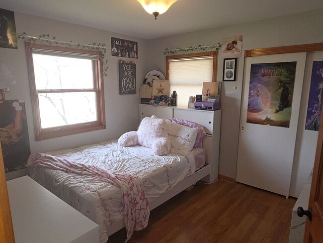 Building Photo - Updated 3 bedroom Racine ranch