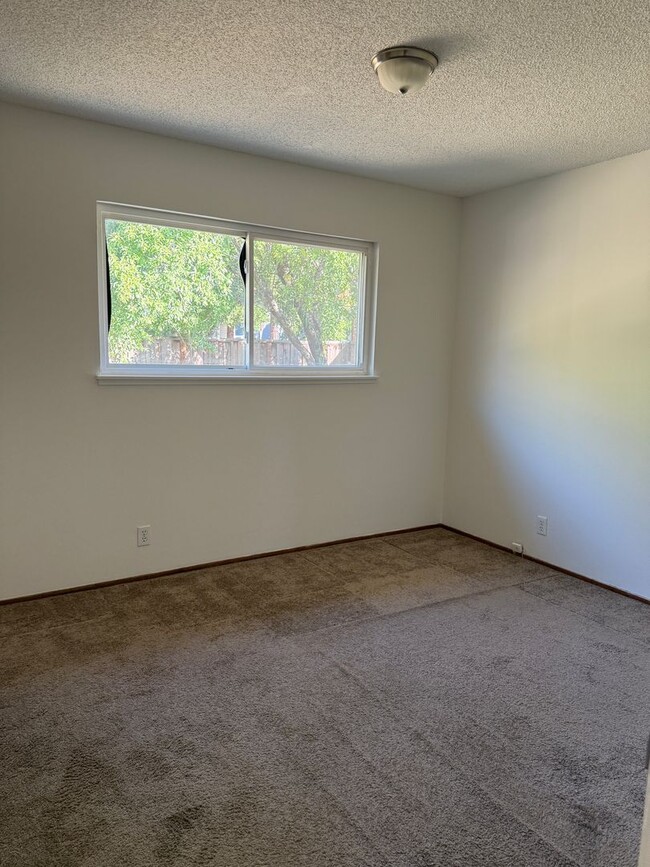 Building Photo - 1562 Oakroyal Dr