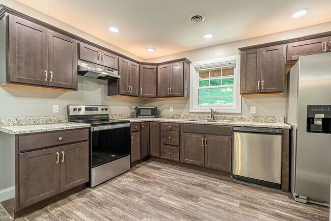 Building Photo - Eastern Eight- Bristol, VA- SFH