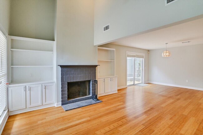 Building Photo - 405 River Pl