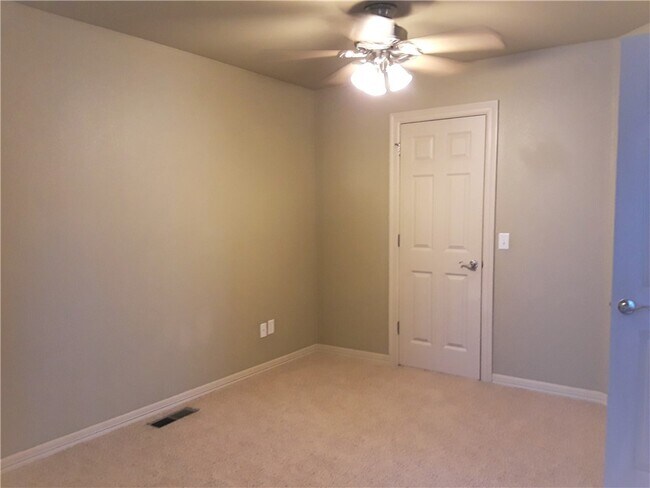 Building Photo - 10 S Woodsprings Dr