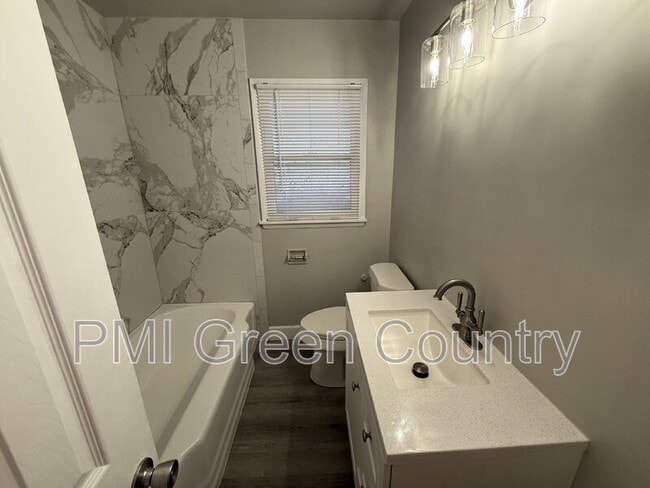 Building Photo - 1017 E 38th Pl