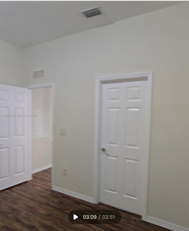Building Photo - 4917 SW 141st Ave