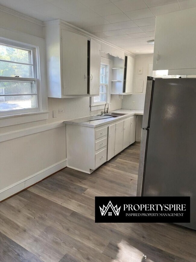 Building Photo - Charming 3 Bed 2 Bath Room Home In Salisbu...