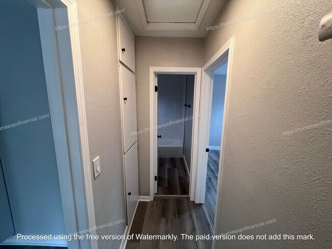 Building Photo - 370 W 44th St