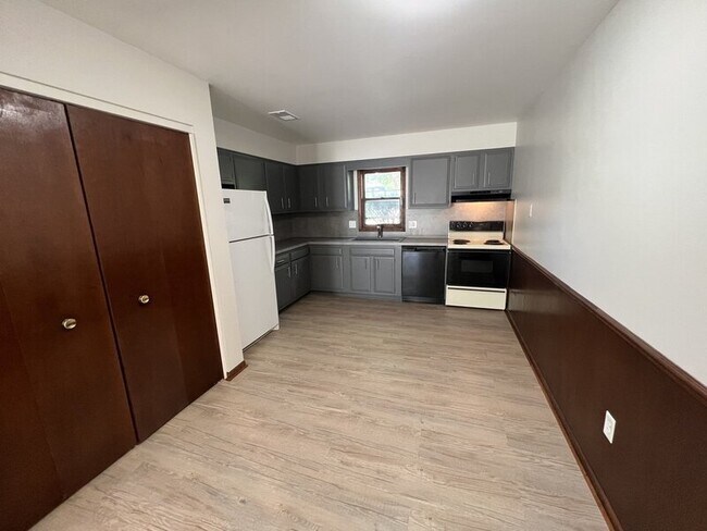 Building Photo - 2068 Andrew St SE