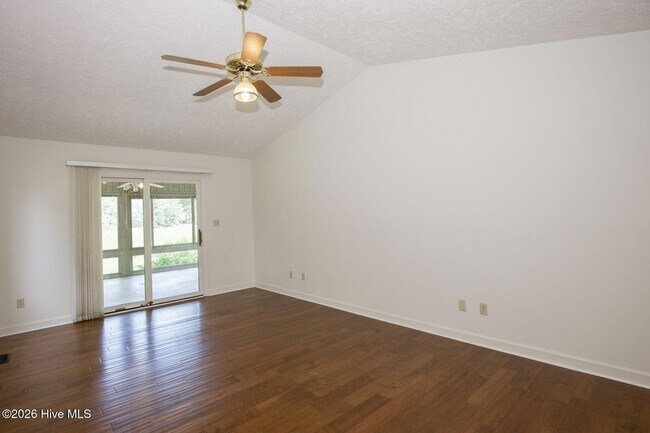 Building Photo - 1205 Greenbriar Dr