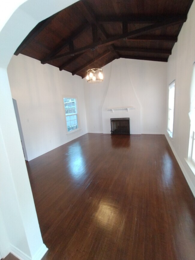 Building Photo - 10834 Hartsook St
