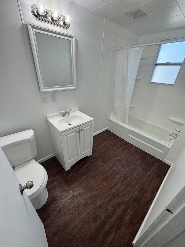 Building Photo - Spacious 4-Bed 2-Bath House!!