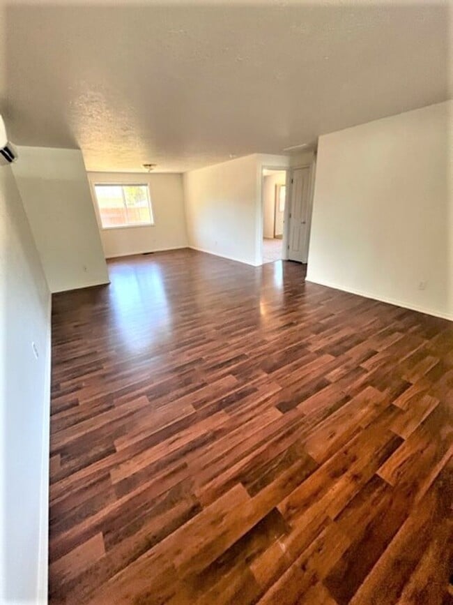 Building Photo - 2Bd/1.5Bath Single story duplex McMinnville