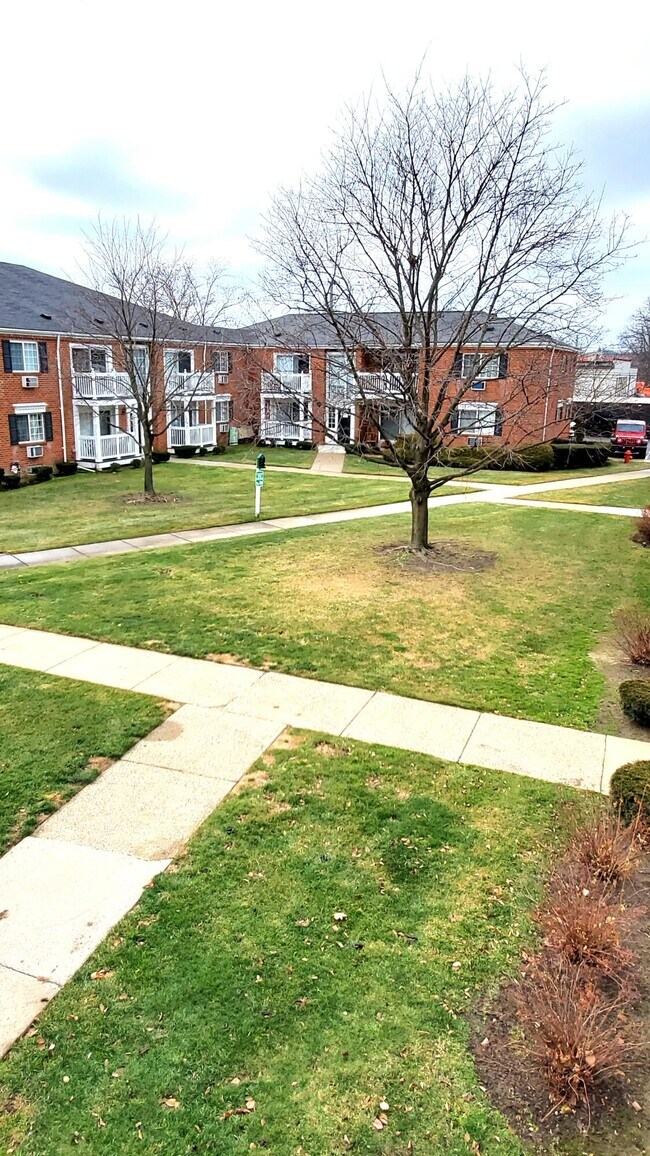 Building Photo - 2445 Torquay Ave