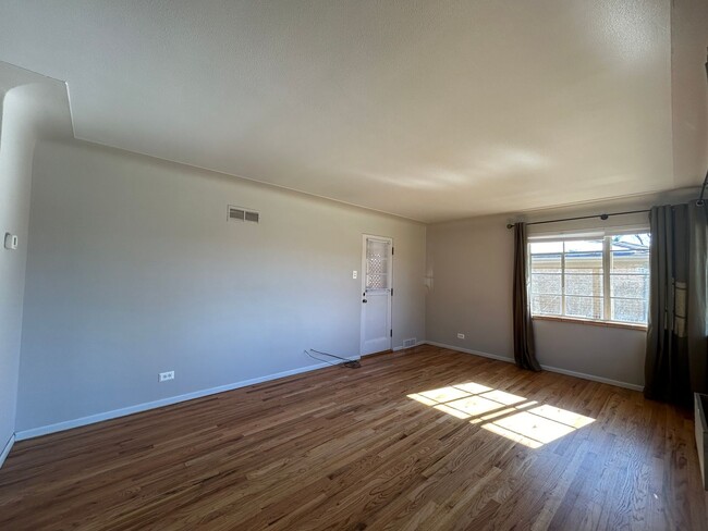 Building Photo - $0 DEPOSIT OPTIONS. CHARMING 4-BEDROOM HOM...