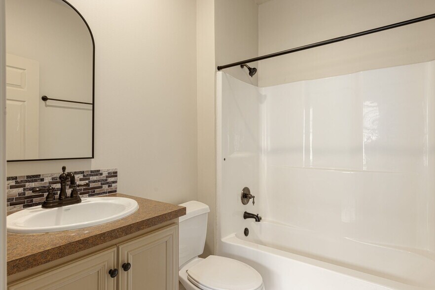 Bath 2 - 1402 Jefferson St