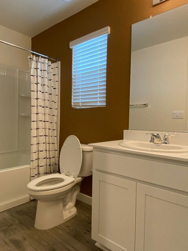 Building Photo - 2023 model home in solar community!