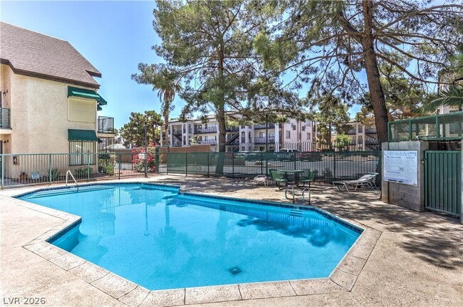 Building Photo - 460 Elm Dr