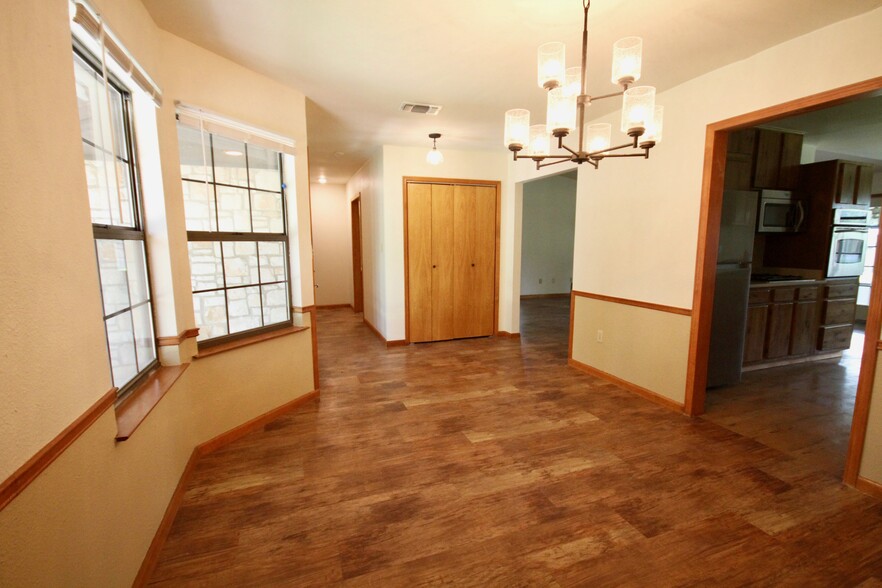 Building Photo - 700 Cibilo St