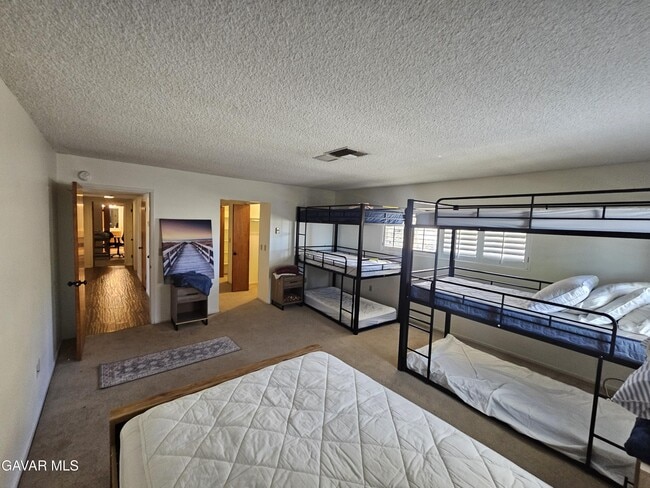 Building Photo - 615 Lakeview Dr