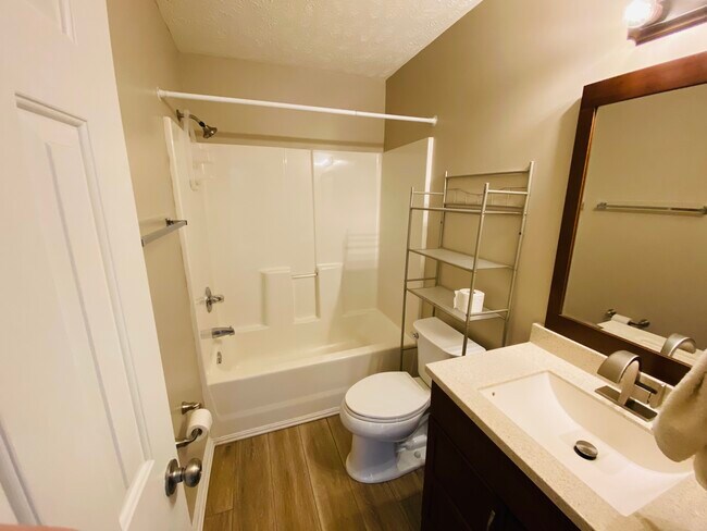 Spare Bathroom - 514 White River Dr