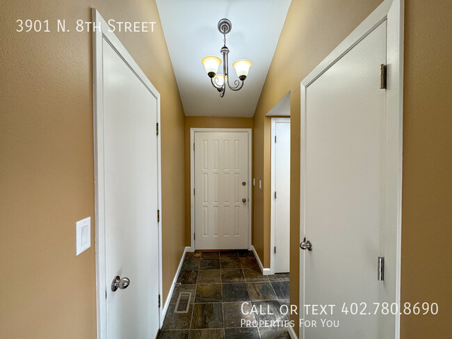 Building Photo - Fully remodeled townhome for rent!